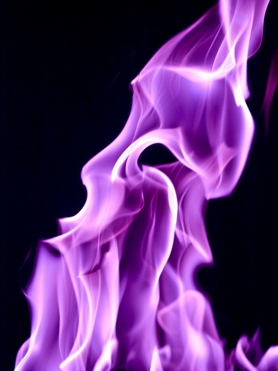 il·lustració de flama morada, flames, parpelleig, foc, cremant, estudiar, energia, brillant, colorit, blau, il·luminació, calor, brillar, flamarada, dissenys, formes, calenta, fons negre, fum - estructura física, moviment, resum, tir de l'estudi, remolí, part del cos humà, corba, color negre, una persona, a l'interior, primer pla, cap gent, porpra, naturalesa, patró, esdeveniment, color rosa, flama, moviment borrós, il·luminat, 1080P