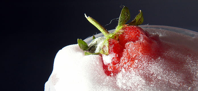 apetitoso, baya, delicado, delicioso, hielo, fresa, fresa en el hielo, comer, frisch, Fruta, frutas, vegetales, disfrutar, beneficio de, gusto, sano, Salud, caliente, hambre, delicadeza, comida, pimenton, pepperoni, receta, rojo, agudo, banquete, sabroso, sabe dulce, vitamina, alimentación saludable, foto de estudio, comida y bebida, frescura, fondo negro, fruta de baya, de cerca, bienestar, adentro, nadie, naturaleza, maduro, hoja, agua, temperatura fría, jugoso, 1080P, CC0, dominio público, libre de derechos