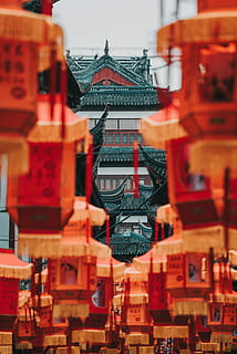 arancia, grigio, edifici, selettivo, fotografia a fuoco, tempio della pagoda, distanza, città, costruzione, modello, rosso, struttura costruita, architettura, esterno dell'edificio, nessuno, luogo di culto, credenza, religione, lanterna, comunicazione, destinazioni di viaggio, spiritualità, sospeso, testo, all'aperto, lanterna cinese, santuario, 4K, CC0, dominio pubblico, privo di copyright
