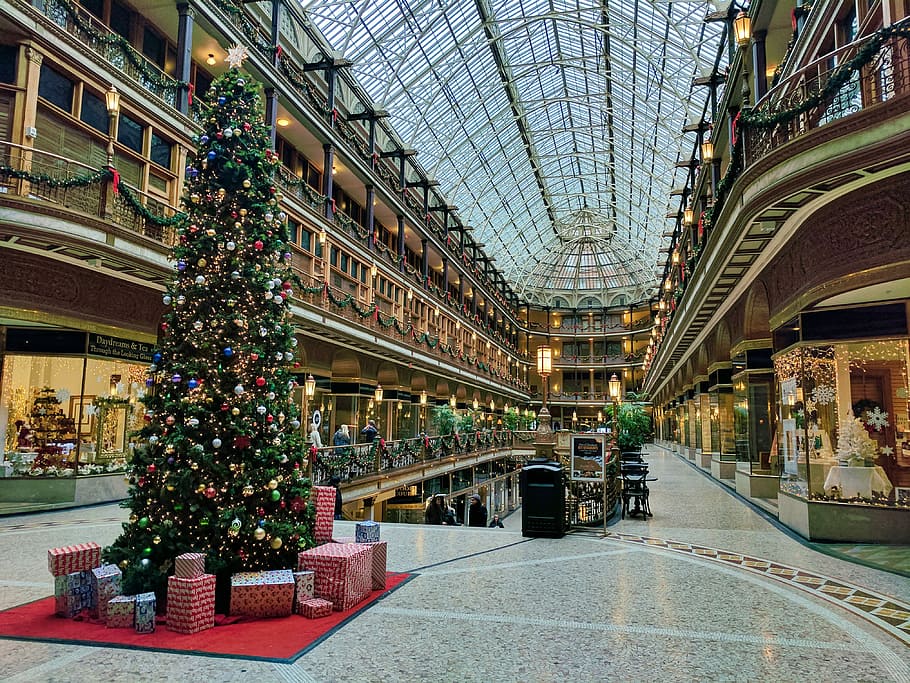 stato, edificio d'arte, interno, illuminato, albero di Natale, circondato, scatole regalo, dentro, costruzione, centro commerciale, portico, shopping, albero, architettura, struttura costruita, Natale, decorazione, celebrazione, esterno dell'edificio, vacanza, decorazione natalizia, vacanza - evento, ornamento di Natale, luci di Natale, città, persone accessorie, colonna architettonica, 4K