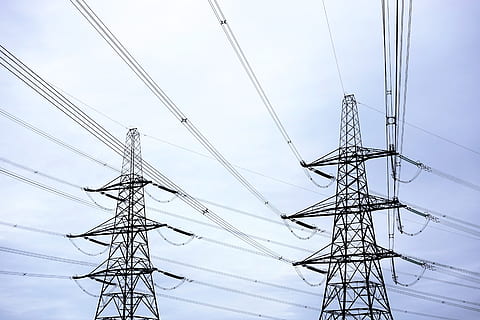 Due, nero, linee elettriche, energia, linea, pilone, elettricità, elettrico, voltaggio, distribuzione, infrastruttura, alto, cavo, tecnologia, fornitura, industriale, filo, trasmissione, Pericolo, griglia, struttura, metallo, Rete, watt, silhouette, cielo, costruzione, attrezzatura, Torre, Alimentazione elettrica, pilone dell'elettricità, linea elettrica, combustibile e produzione di energia, connessione, nessuno, nuvola - cielo, alto - alto, Inquadratura dal basso, all'aperto, natura, industria, architettura, complessità, griglia elettrica, componente elettrico, sopra, acciaio, trave, 5K, CC0, dominio pubblico, privo di copyright