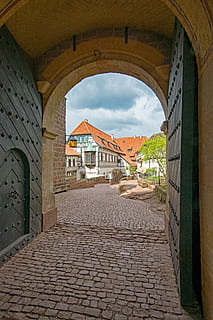 Wartburg, Eisenach, Thüringen Deutschland, Deutschland, Schloss, martin, Luther, UNESCO, Weltkulturerbe, Junker Jörg, Sehenswürdigkeiten, Reformation, die Architektur, gebaute Struktur, Gebäudehülle, der Weg nach vorn, Gebäude, Richtung, Bogen, wolke - himmel, Kopfsteinpflaster, Straße, keine Leute, Stadt, Tag, Himmel, Fußweg, Natur, Wohngegend, leeren, Haus, abnehmende Perspektive, draußen, Gasse, Pflasterstein, Dachziegel, 5K, CC0, gemeinfrei, lizenzfrei