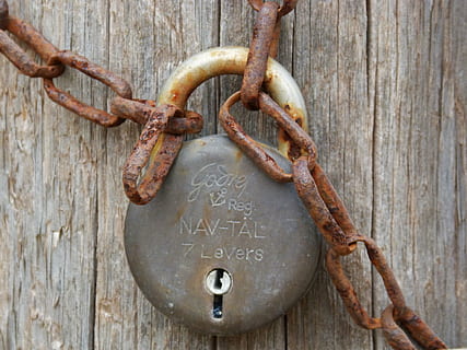 cadenat, cadena, vell, símbol, tancat, tancar, prohibit, ferro, fusta, òxid, vintage, vetada, metàfora, metall, rovellat, primer pla, cap gent, seguretat, material de fusta, resistent, bloqueig, protecció, dia, entrada, porta, comunicació, penjant, a l'aire lliure, textura, text, 4K, CC0, domini públic, lliure de regalies