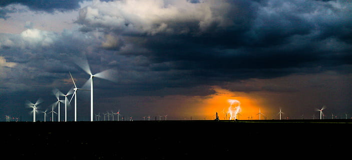 molino, nublado, cielo, molinos de viento, gris, oscuro, puesta de sol, primavera, tormentas, Indiana, industria, generación de combustible y energía, ambiente, energía, nube - cielo, naturaleza, poder, fábrica, electricidad, paisaje de nubes, turbina, viento, turbina eólica, contaminación, generador, energía alternativa, energía eólica, conservación del medio ambiente, energía renovable, tormenta, cuestiones ambientales, poder en la naturaleza, tecnología, belleza en la naturaleza, cielo dramático, ominoso, recursos sustentables, fuente de alimentación, 5K, CC0, dominio público, libre de derechos