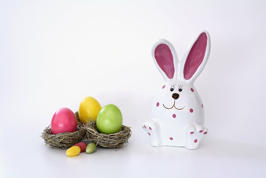 blanc, rosa, conill, ceràmica, figureta, al costat, ous de Pasqua, niu de Pasqua, niu, ous de sucre, conill de Pasqua, tacat, colorit, Pasqua, decoració, Feliç Pasqua, decoració de pasqua, ous petits, color, tema de pasqua, dolç, deliciós, alegre, de colors, ous bullits, groc, verd, cuit, hartgekocht, forma d'ou, celebració de Pasqua, ou de Pasqua, celebració, ou, cultures, tir de l'estudi, primavera, animal, menjar, festa, mamífer, conill - animal, representació animal, color rosa, representació, menjar i beguda, vacances - esdeveniment, a l'interior, cap gent, 5K
