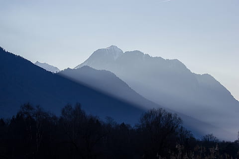 montagna, copertura, nebbia, paesaggio, picco, vertice, alberi, pini, vista, estetico, rocce, cielo, nuvole, Highlands, albero, natura, foresta, silhouette, all'aperto, Paesaggi, nessuno, bellezza nella natura, pianta, catena montuosa, scenics - natura, ambiente, la tranquillità, scena tranquilla, scena non urbana, temperatura fredda, terra, picco di montagna, albero di conifere, Pino, montagna innevata, 5K, CC0, dominio pubblico, privo di copyright