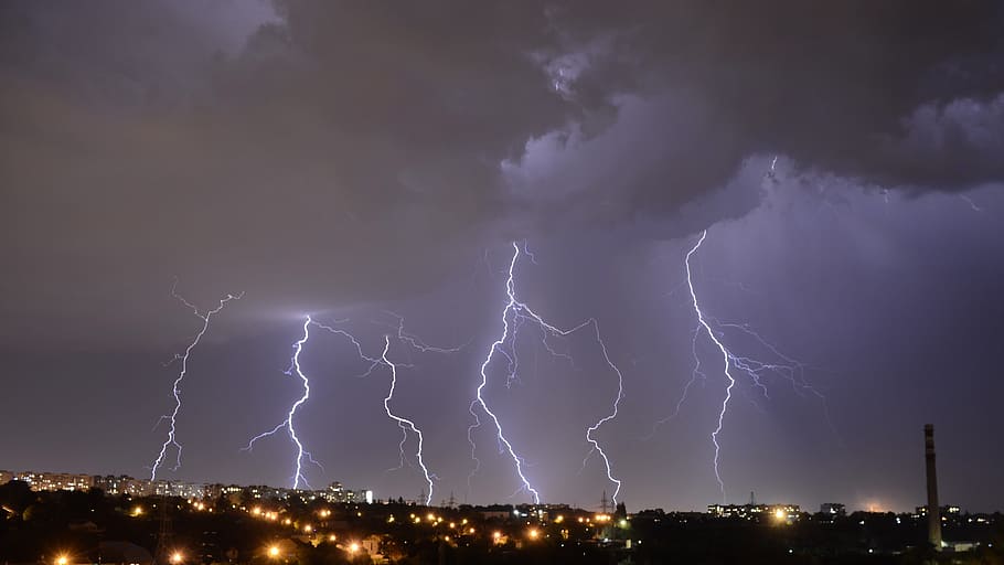 llamps, cremallera, tempesta, nit, flaix, ciutat, pluja, comunitat, cel, paret, trist, Ucraïna, fosc, núvols, a casa, llum, barri, electricitat, descàrrega, núvol - cel, poder a la natura, poder, il·luminat, naturalesa, arquitectura, bellesa a la natura, cel dramàtic, comunicació, exterior de l'edifici, estructura construïda, senyal d'advertència, núvol de tempesta, a l'aire lliure, cap gent, paisatge urbà, meteorologia, ominós, porpra, 4K