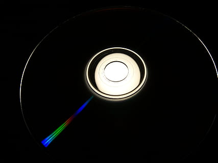 CD, Daten, Datenspeicher, Datenträger, Diskette, Computer, lichtspiel, DVD, Technologie, Lichtanlage, beleuchtet, schwarzer Hintergrund, Geometrische Figur, die Glühbirne, Kreis, Elektrizität, drinnen, gestalten, keine Leute, glühend, Licht - natürliches Phänomen, Nahansicht, Licht, Studioaufnahme, dunkel, elektrisches Licht, Objektiv - optisches Instrument, elektrische Lampe, direkt darunter, Decke, Leuchte, 2K, CC0, gemeinfrei, lizenzfrei