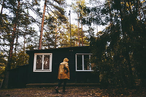 Person, tragen, Mantel, Vorderseite, Haus, Mann, Stehen, umgeben, Bäume, Hausfront, draußen, Menschen, Baum, Frau, Natur, Lebensstile, Kind, kaukasischer Abstammung, Frauen, Tag, Wald, keine Leute, die Architektur, Pflanze, in voller Länge, eine Person, echte Menschen, Land, Rückansicht, Freizeitbeschäftigung, Wachstum, Herbst, Erwachsene, gebaute Struktur, 4K, CC0, gemeinfrei, lizenzfrei