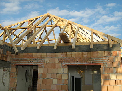 unfertiges Haus, Konstruktion, oben, Zimmermann, die Architektur, Baugewerbe, Baustelle, Haus, Baurahmen, gebaute Struktur, Wohneigentum, Wohnhaus, Wohnsiedlung, unvollständig, Gebäudehülle, Dachbalken, Bautätigkeit, Holz - Material, Neu, Flachwinkelansicht, Himmel, wolke - himmel, Tag, keine Leute, Gebäude, Natur, Dach, draußen, Sonnenlicht, Wohngegend, Industrie, alt, 2K, CC0, gemeinfrei, lizenzfrei