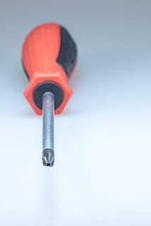 Cacciavite, strumento, mestiere, rosso, Phillips, metallo, capo, sfondo, dettaglio, lavoro, cacciaviti, kit di strumenti, frontalino, utensili, girato in studio, nessuno, avvicinamento, in casa, singolo oggetto, copia spazio, strumento a mano, strumento di lavoro, sfondo bianco, natura morta, semplicità, attrezzatura, sfondo colorato, colore arancione, blu, plastica, Fai da te, 2K, CC0, dominio pubblico, privo di copyright