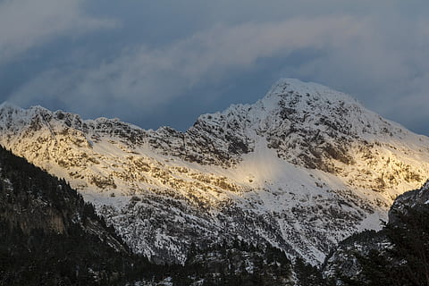 montagne, huesca, Spagna, montagna, nessuno, natura, animali allo stato selvatico, all'aperto, giorno, la neve, inverno, temperatura fredda, scenics - natura, bellezza nella natura, montagna innevata, cielo, ambiente, nuvola - cielo, catena montuosa, paesaggio, scena tranquilla, la tranquillità, picco di montagna, scena non urbana, viaggio, albero di conifere, Pino, 5K, CC0, dominio pubblico, privo di copyright