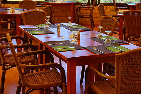 frukostbord, tabell, matbord, täckt, stolar, stol, sittplats, tömma, möbel, restaurang, arrangemang, trämaterial, frånvaro, inget folk, företag, plats inställning, mat och dryck, på rad, inomhus, miljö, Kafé, stor grupp av objekt, brun, mat, glas, 5K, CC0, offentligt domän, royaltyfria