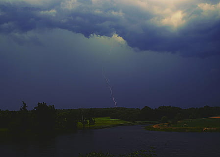 Sturm, Blitz, dunkel, Wolkendecke, Natur, Blau, Wolke, Aussicht, Aura, Achtung, Reflex, dunkle Wolken, Wetter, wolke - himmel, Himmel, Schönheit in der Natur, Kraft in der Natur, Gewitter, Leistung, Wasser, Nacht-, Szenen - Natur, keine Leute, Sturmwolke, Baum, Pflanze, Umgebung, Ruhe, bedrohlich, 2K, CC0, gemeinfrei, lizenzfrei