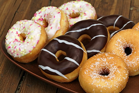 ni, donuts, Brun, bakke, kage, donut, mad og drikke, sødt mad, mad, sød, bagt, dessert, usund spisning, overbærenhed, friskhed, fristelse, klar til at spise, indendørs, stilleben, tæt på, drysser, chokolade, ingen mennesker, snack, glaseret mad, 4K, CC0, offentligt domæne, royaltyfrie