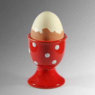 Eierbecher, Ei, Frühstücksei, geschält, gekochtes Ei, Lebensmittel, Studioaufnahme, drinnen, Essen und Trinken, Nahansicht, Stillleben, keine Leute, einzelnes Objekt, weißer Hintergrund, grauer Hintergrund, Schale, gebrochen, tierisches Ei, Darstellung, geknackt, grau, gekocht, 2K, CC0, gemeinfrei, lizenzfrei