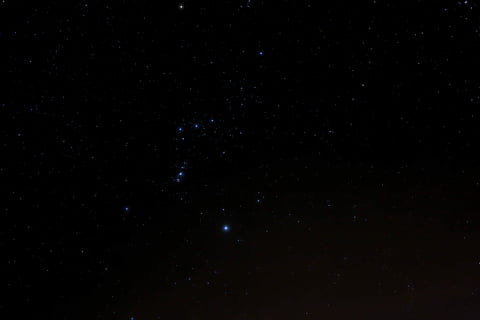 estrelles durant la nit, estrelles, nit, astronomia, galàxia, estrella - espai, fosc, constel · lació, espai, color negre, naturalesa, fons, cap gent, il·luminat, cel, marc complet, estrella, escenics - natura, exploració espacial, camp estel·lar, a l'aire lliure, bellesa a la natura, ciència, brillant, cúmul estel·lar globular, telescopi de mà, 5K, CC0, domini públic, lliure de regalies