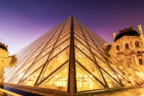 Lamellenpyramidenmuseum Frankreich, Lamellenpyramide, Licht, Glas, Fenster, Reflexion, Jalousie, Paris, Pyramide, die Architektur, Nacht-, Stadt, Gebäude, Tapete, Straße, wunderschönen, erstellen, Himmel, gebaute Struktur, Gebäudehülle, Natur, beleuchtet, keine Leute, Blau, Reiseziele, Dämmerung, Bewegung, Flachwinkelansicht, draußen, klarer Himmel, Reise, Langzeitbelichtung, Bürogebäude außen, Wolkenkratzer, 5K, CC0, gemeinfrei, lizenzfrei