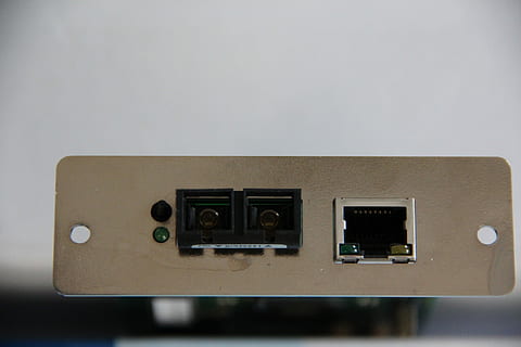Adaptateur de réseau, carte, réseau, adaptateur, La technologie, la communication, lien, communications globales, électricité, à l'intérieur, équipement audio, personne, la musique, fermer, culture artistique et divertissement, prise de vue en studio, matériel d'enregistrement sonore, espace de copie, équipement, contrôle, source de courant, style rétro, objet unique, équipement électrique, 5K, CC0, domaine public, libre de droits