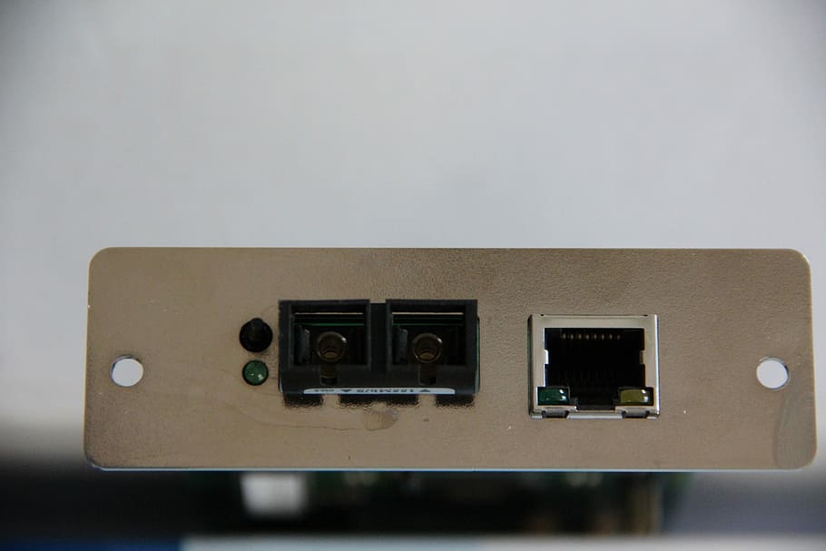 Adaptateur de réseau, carte, réseau, adaptateur, La technologie, la communication, lien, communications globales, électricité, à l'intérieur, équipement audio, personne, la musique, fermer, culture artistique et divertissement, prise de vue en studio, matériel d'enregistrement sonore, espace de copie, équipement, contrôle, source de courant, style rétro, objet unique, équipement électrique, 5K
