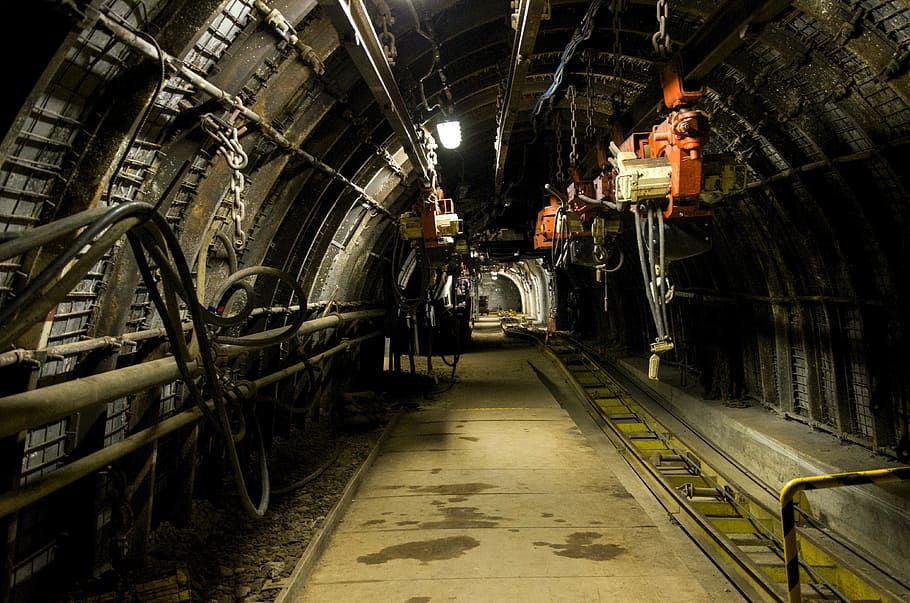 foto, túnel, taronja, elèctric, polipast, penjant, sostre, construcció, la meva, subterrani, màquina, fosc, indústria, fàbrica, a l'interior, vies del ferrocarril, transport, tren - vehicle, cap gent, linea de producció, arquitectura, estructura construïda, il·luminat, el camí a seguir, manera de transport, direcció, metall, equips d’il·luminació, transport per ferrocarril, perspectiva decreixent, tecnologia, transport públic, maquinària, equipament industrial, 4K
