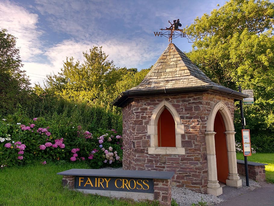 fada, creu, devon, parada d'autobús, caseriu, creu de fades, poble, North Devon, Anglaterra, rural, arquitectura, Gran Bretanya, britànic, vell, UK, bonic, visites turístiques, senyoreta d’alwington, arbre, a l'aire lliure, exterior de l'edifici, història, dia, planta, estructura construïda, flor, naturalesa, planta amb flors, lloc de culte, edifici, creença, religió, text, comunicació, cap gent, guió occidental, espiritualitat, arc, 4K