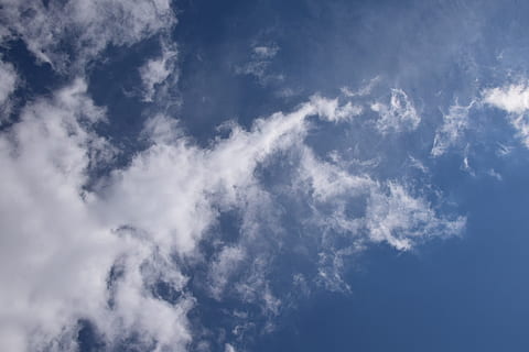 nubes tenues, paisaje de nubes, skyscape, naturaleza, nubes, clima, brillante, tenue, Cielos, cielo, nube - cielo, belleza en la naturaleza, azul, ambiente, atmósfera, antecedentes, paisajes - naturaleza, viento, el color blanco, nadie, al aire libre, día, nublado, cielo dramático, tranquilidad, meteorología, limpiar, 5K, CC0, dominio público, libre de derechos