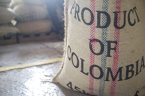 grau, Rosa, Blau, Produkt, Kolumbien-bedruckter Sack, Kaffee, Bohnen, Sack, Sackleinen, Kolumbien, Tasche, Kaffeebohne, frisch, Kaffeefarm, Nahansicht, Text, keine Leute, Kommunikation, Textil-, westliche Schrift, Fokus auf den Vordergrund, Währung, Finanzen, Muster, Nummer, einzelnes Objekt, Zeichen, Geschäft, weiße Farbe, draußen, mehrfarbig, wolle, rot, Konsumismus, 4K, CC0, gemeinfrei, lizenzfrei