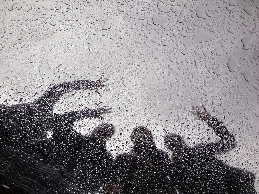 pluja, degoteig, gota de pluja, perles, humor, tirar, humit, temps, finestra, fons, resum, persones reals, part del cos humà, estils de vida, mà humana, mà, persona irreconeixible, gent, grup de persones, part del cos, activitat d'oci, naturalesa, ombra, dia, primer pla, vista d’angle alt, a l'aire lliure, comunicació, aigua, braç humà, braços aixecats, extremitat humana, dit, 2K