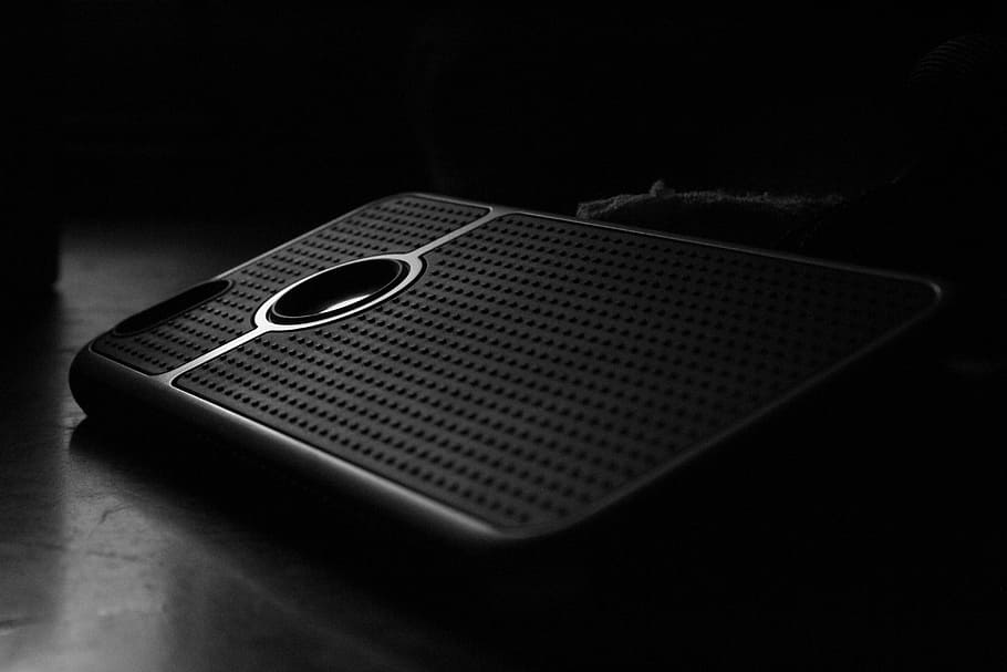 iphone, negre, mòbil, tecnologia, comunicació, pantalla, digital, negocis, en blanc, dispositiu, gadget, estil de vida, tocar, smartphone, exposar, escala de grisos, emoció, macro, ios, Internet, missatges de text, foto, Chennai, tamilnadu, ecr, tir de l'estudi, fons negre, a l'interior, cap gent, sol objecte, seguretat, protecció, fosc, equips informàtics, moda, forat, tecnologia sense fils, primer pla, luxe, violència, color negre, accessori personal, 5K