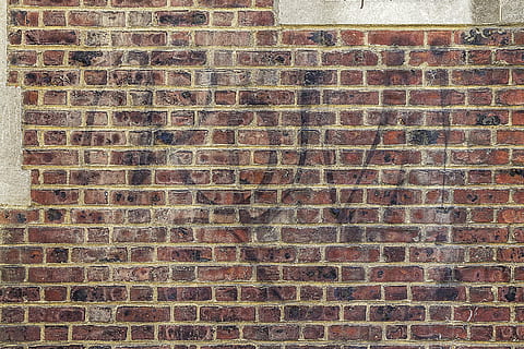 bakgrunn, tekstur, vegg, murstein, Urban, murstein tekstur, murvegg, grunge, malt, graffiti, stikkord, tagging, grungy, sprayet, spray maling, arkitektur, dag, strukturert, veggbyggingsfunksjon, mønster, full ramme, bygget struktur, ingen folk, bygge eksteriør, gjentakelse, gammel, brun, utendørs, forvitret, design, sollys, 4K, CC0, offentlig domene, opphavsrett gratis