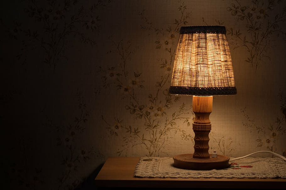 braun, Tischlampe, gedreht, Nachttischlampe, Licht, Nachttisch, Beleuchtung, elektrisches Licht, Strahlen, Warmweiß, die Glühbirne, Hölle, Mundschutz, Energie, Glühbirnen, Birne, erleuchten, Lampe, Gelb, Stimmung, atmosphärisch, Brechung, Atmosphäre, Raumbeleuchtung, Ambiente, Tapete, rustikal, Nacht-, Elektrizität, Tabelle, Bett, elektrische Lampe, Lichtanlage, Möbel, Wohnraum, Dekor, Lampenschirm, Dekoration, drinnen, beleuchtet, keine Leute, Wandbau - Funktion, dunkel, Muster, Wohngebäude, Retro-Stil, Holz - Material, Veröffentlichung, Abwesenheit, Beistelltisch, Antiquität, Blumenmuster, 5K