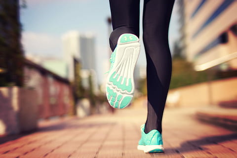 dona fent córrer, blau, blanc, sabates, dona, en blau, sabates blanques, trotar, corrent, exercici, esport, a l'aire lliure, estil de vida saludable, cama humana, calçat esportiu, dones, entrenament esportiu, femelles, roba esportiva, només una jove, marató, una persona, estils de vida, atleta, vitalitat, acció, escena urbana, moviment, sabata, ciutat, benestar, activitat, gent, còpia espai, persona irreconeixible, peu humà, resistència, ètnia xinesa, adult jove, exercici de relaxació, secció baixa, adult, part del cos, part del cos humà, roba, arquitectura, dia, sendera, centrar-se en primer pla, extremitat humana, cama, 1080P, CC0, domini públic, lliure de regalies