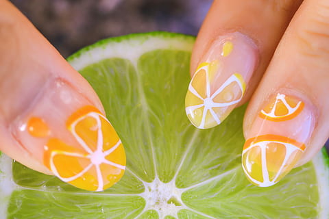 kvinde, orange, frugt negle kunst, appelsinfrugt, Negle kunst, citron, citrus frugt, mad, frugt, skive, friskhed, menneskelig hånd, gul, tæt på, menneskelig kropsdel, sommer, en person, grøn farve, mennesker, kropsdel, natur, voksen, hånd, søm, Kvinder, menneskelige fod, lavt afsnit, skønhed i naturen, neglelak, plante, udendørs, dag, mad og drikke, 1080P, CC0, offentligt domæne, royaltyfrie