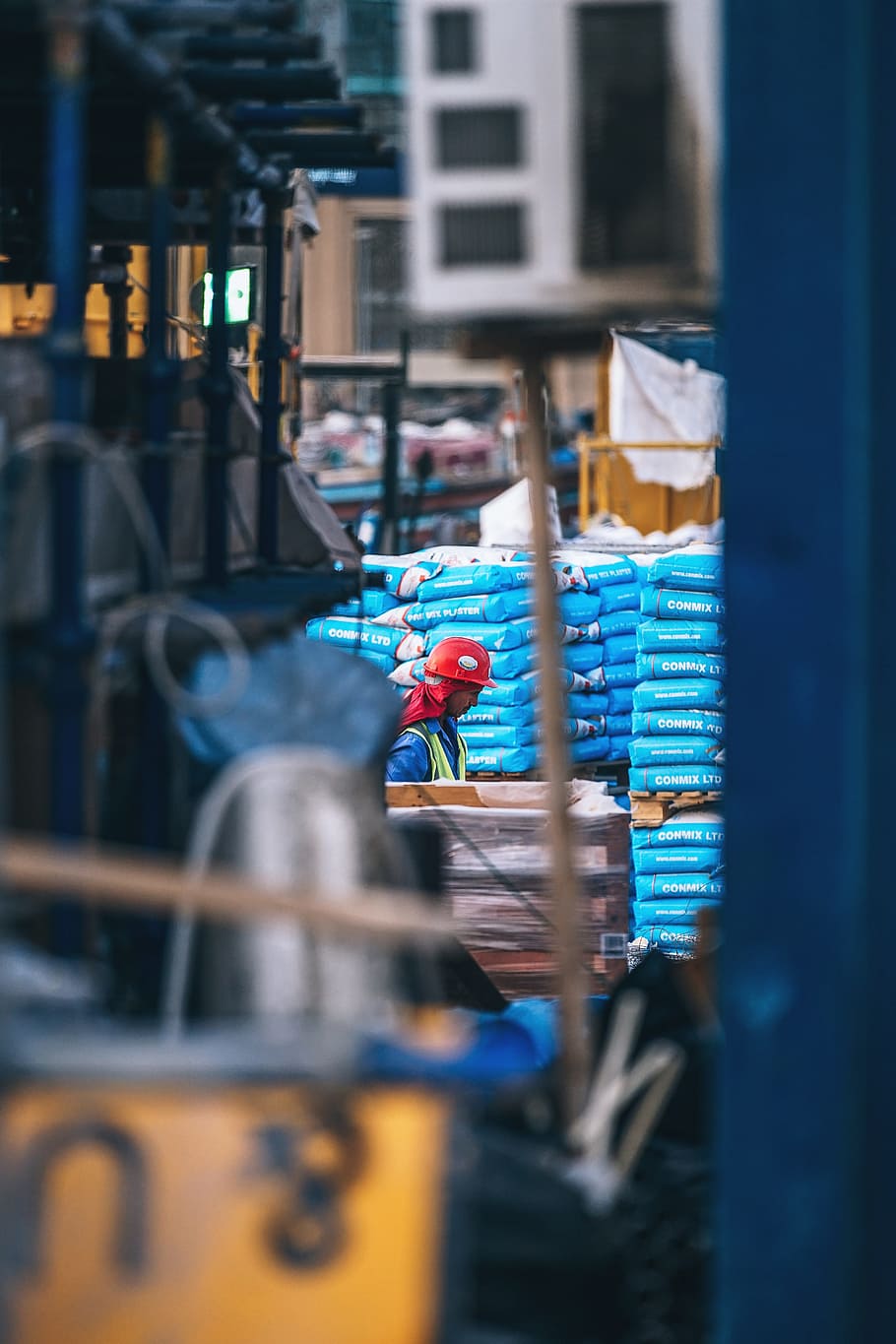muntatge, biga, edifici, construcció, treballador de la construcció, treballadors de la construcció, grua, perill, elevació, erigir, erecció, manipulació, perillós, casc, industrial, indústria, instal·lació, homes, gent, personal, lloc, plataforma, crua, reforçat, reforç, segur, bastides, acer, estructura, inacabat, uniforme, descarregar, descàrrega, arquitectura, constructor, edificis, construït, negocis, construir, artesania, ocupació, terres, grup, alt, ferro, feina, treball, projecte, silueta, equip, treball en equip, arquitectures, bloc, blau, brillant, construcció d'edificis, portar, ciment, ciutat, comercial, construcció comercial, concret, construcció de formigó, lloc de construcció, grues, desenvolupar, desenvolupament, diagonal, enginyeria, erecte, propietat, pisos, polipast, retícula, ascensor, llum, fer, moure, oficina en moviment, oficines, taulons, pols, progrés, progressar, regeneració, pujar, bastida, cels, estructures, sol, torres, urbà, finestres, treballar, treballadors, exterior de l'edifici, estructura construïda, enfocament selectiu, dia, industria de la construcció, a l'aire lliure, metall, persones reals, ocell, 5K