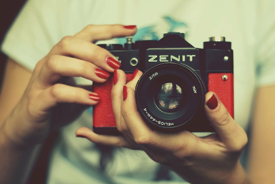 osoba, hospodářství, Červené, Černá, zenit slr fotoaparát, Fotoaparát, zenit, objektiv, retro fotoaparát, historické kamery, starý fotoaparát, fotografie, fotografické vybavení, foto, fotografický, vyfotit, analogové kamery, lidské ruky, část lidského těla, fotografická témata, jedna osoba, selektivní zaměření, fotoaparát - fotografické vybavení, focení, dospělý, lidé, ruka, technologie, skutečných lidí, uvnitř, zaměřit se na popředí, aktivita, muži, detail, digitální fotoaparát, fotograf, 2K