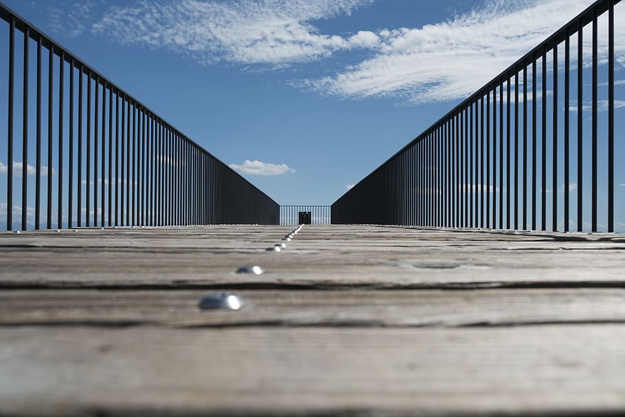 arquitectura, estructures, ponts, balustre, acer, modern, art, camins, fusta, panells, pis, cargols, cel, estructura construïda, barana, naturalesa, dia, núvol - cel, transport, pont, llum solar, a l'aire lliure, nivell superficial, material de fusta, cap gent, pont - estructura feta per l'home, metall, el camí a seguir, funció de construcció de parets, direcció, patró, 5K