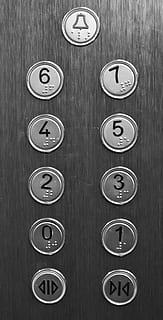 schließen, Schuss, grau, Aufzug Tasten, Aufzug, Taste, Gebäude, drücken, Fußboden, Metall, Hand, Hotel, Finger, Steuerung, panel, Person, Technologie, Geschäft, Nummer, Transport, warten, Wahl, Innere, ziehen um, Stehen, stehlen, Kurve, berühren, Drücken Sie, Aktion, Chrom, gehen, Geschäftsmann, ein, unkenntlich, Wohnung, Geschäftsfrau, weiblich, die Architektur, Holz - Material, drinnen, keine Leute, in einer Reihe, Nahansicht, High Angle View, Kommunikation, Tabelle, Kreis, mittlere Gruppe von Objekten, Variation, Geometrische Figur, Anordnung, Zeichen, Text, Druckknopf, silberfarben, 4K, CC0, gemeinfrei, lizenzfrei