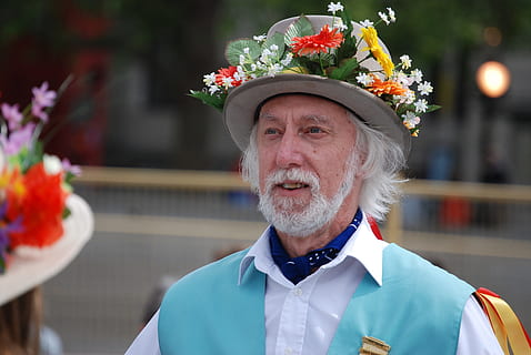 Mann, Tänzer, Morris Tänzer, Hut, Bart, Tradition, Person, Porträt, Kopfschuss, Blume, eine Person, blühende Pflanze, Erwachsene, älterer Erwachsener, Pflanze, Gesichtsbehaarung, Vorderansicht, Kleidung, Fokus auf den Vordergrund, Rose, Männer, graue Haare, Natur, ältere Männer, draußen, weißes Haar, Blumenschmuck, 4K, CC0, gemeinfrei, lizenzfrei