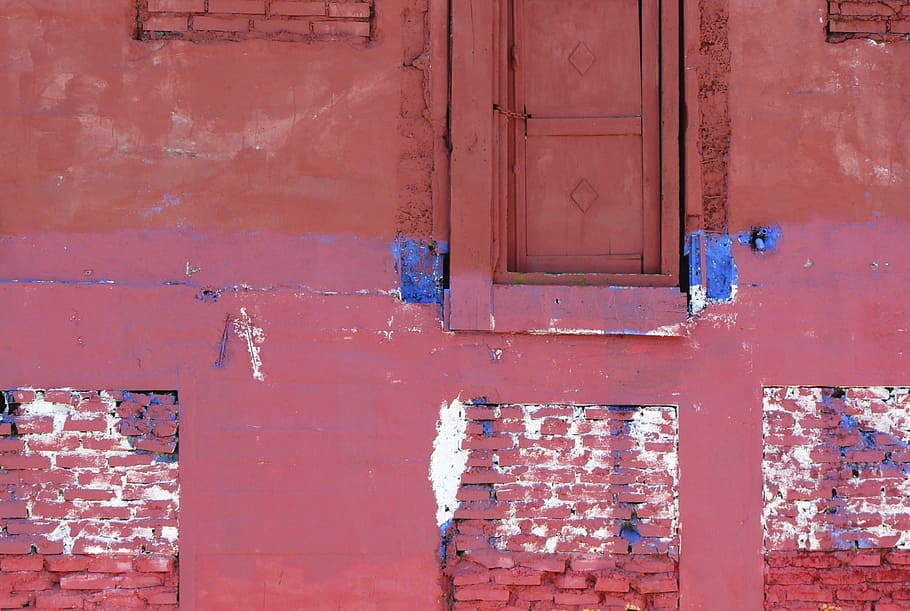 paret pintada de color rosa, paret pintada de vermell, paret, edifici, vermell, blau, blanc, arquitectura, estructura construïda, entrada, porta, vell, exterior de l'edifici, funció de construcció de parets, cap gent, tancat, marc complet, resistent, dia, fons, material de fusta, casa, barri residencial, seguretat, multicolor, a l'aire lliure, maó, pestell, 1080P