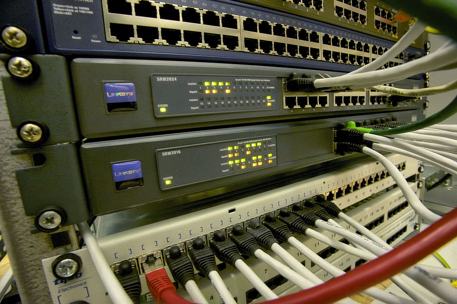 fekete, fehér, hálózati kapcsoló, Ethernet hub, hálózat, kapcsolat, pc, webcím, Internet, számítógép, háló, http, www, e kereskedelem, router, kapcsoló, média, NSA, cia, megfigyelés, Biztonság, adminisztráció, technológia, memória, felhő, kapcsolatok, elosztó, térkép, felszálló fedélzet, adat, adatfeldolgozás, összetevő, csip, processzor, tudomány, hálózati csatlakozó dugó, kábel, hálózati szerver, számítógép kábel, közlés, fedett, számítógép hálózat, nem ember, elektromosság, ellenőrzés, vezeték nélküli technológia, mikrobiológia, zene, közelkép, ipar, felszerelés, üzleti, csatlakozási blokk, globális kommunikáció, tápegység, Elektromos felszerelés, 5K