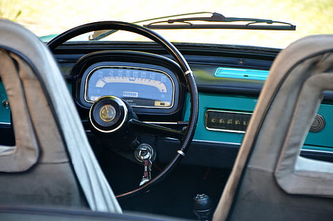 negre, Volant del vehicle, volant, velocímetre, claus del cotxe, oldtimer, automòbil, renault, caravelle, automàtic, automòbil de cotxes d'època, vintage, turquesa, capri, obert, sense enfosquir, article de col·leccionista, mantingut, augenschmaus, cotxe, vehicle terrestre, panell, luxe, transport, manera de transport, panell de control, interior del cotxe, cotxe d'època, interior del vehicle, primer pla, viatjar, estil retro, palanca de canvis, cap gent, a l'interior, parabrisa, crom, 5K, CC0, domini públic, lliure de regalies