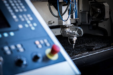 argento, industriale, macchina, avanti, laser, taglio, plasma, tecnologia, kielce, università politecnica che, edifici, architettura, costruzione e costruzione, edifici per uffici, costruzione, scienza, formazione scolastica, controllo, avvicinamento, connessione, nessuno, attrezzatura, in casa, comunicazione, concentrarsi sulle conoscenze acquisite, messa a fuoco selettiva, elettricità, macchinario, attrezzatura informatica, computer, apparecchiature di telecomunicazione, industria elettronica, cavo, precisione, pannello di controllo, materiale elettrico, 2K, CC0, dominio pubblico, privo di copyright
