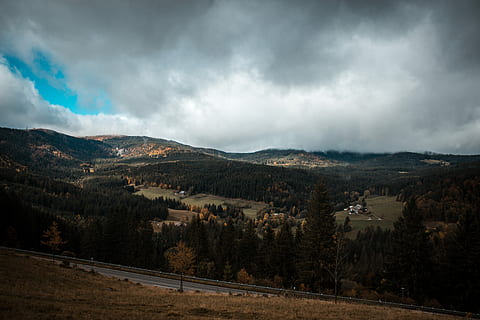 blackforest autunnale., calcestruzzo, strada, verde, campo, nuvoloso, cielo, montagna, nube, blu, paesaggio, albero, foresta, bosco, esplorando, roaming, del Baden-Württemberg, Germania, Süddeutschland, natura, nuvola - cielo, scenics - natura, ambiente, nessuno, bellezza nella natura, catena montuosa, terra, pianta, la tranquillità, tempesta, scena tranquilla, giorno, architettura, all'aperto, 5K, CC0, dominio pubblico, privo di copyright