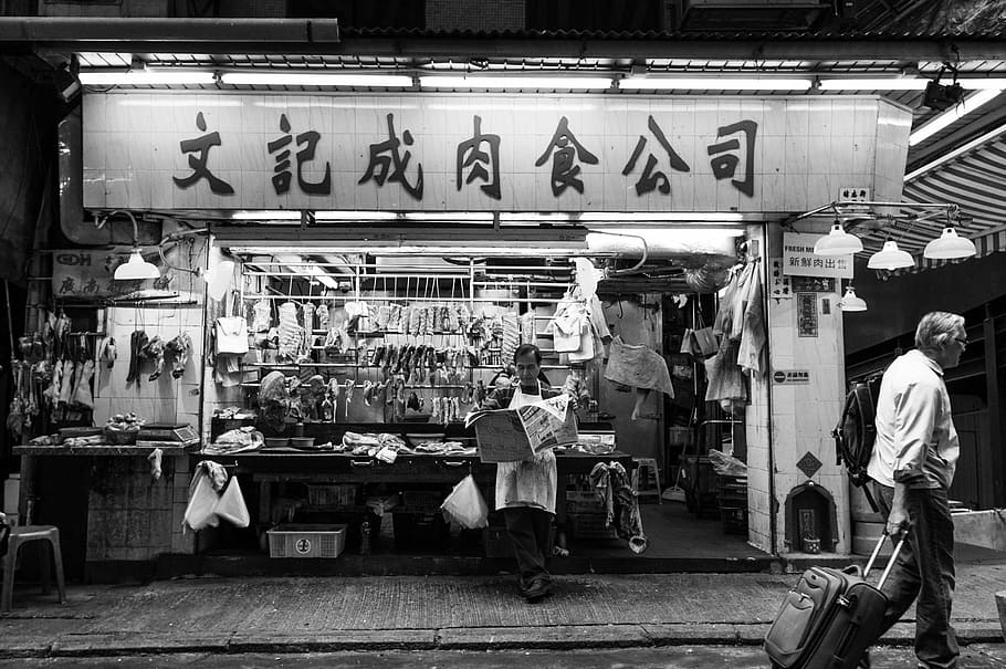 descanso, fotografía en escala de grises, hombre, para caminar, bolso de la carretilla, frente, almacenar, urbano, calle, tienda, barrio chino, masculino, maleta, pavimento, acera, asium suroriental, viaje, Hong Kong, exploración diaria, paisaje urbano, hombres, gente real, texto, mercado, Al por menor, gente, iluminado, comunicación, negocio, grupo de personas, compras, ocupación, en venta, pequeños negocios, grupo, arquitectura, mujer, adulto, puesto en el mercado, comprando, 1080P