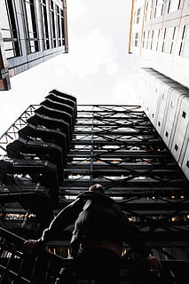 foto, homem, de pé, frente, Preto, arranha-céus, construção, Minhoca, fotografia de visão dos olhos, olhando pra cima, perspectiva, arquitetura, Arquitetura moderna, urbano, rua, cidade, monocromático, contraste, baixa perspectiva, sentou-se, moderno, nublado, prédio alto, olho para cima, pessoa, retrato, Londres, estrutura construída, exterior do edifício, pessoas reais, uma pessoa, visão de baixo ângulo, dia, exterior do prédio de escritórios, visão traseira, homens, alto - alto, escritório, estilos de vida, vida urbana, arranha-céu, atividade de lazer, ao ar livre, 5K, CC0, domínio público, royalty free