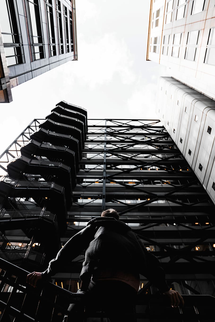 foto, homem, de pé, frente, Preto, arranha-céus, construção, Minhoca, fotografia de visão dos olhos, olhando pra cima, perspectiva, arquitetura, Arquitetura moderna, urbano, rua, cidade, monocromático, contraste, baixa perspectiva, sentou-se, moderno, nublado, prédio alto, olho para cima, pessoa, retrato, Londres, estrutura construída, exterior do edifício, pessoas reais, uma pessoa, visão de baixo ângulo, dia, exterior do prédio de escritórios, visão traseira, homens, alto - alto, escritório, estilos de vida, vida urbana, arranha-céu, atividade de lazer, ao ar livre, 5K