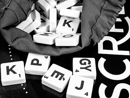 płytki do scrabble, czarny, etui ze sznurkiem, gra, logika, puzzle, składnik, zabawa, dziecko, dorosły, hobby, bazgrać, list, słowo, Edukacja, trening, porozumiewanie się, tekst, pismo zachodnie, wewnątrz, alfabet, jedna osoba, prawdziwi ludzie, numer, brzuch, zbliżenie, Wielka litera, kształt kostki, trzymać, wysoki kąt widzenia, spędzania wolnego czasu, ludzka ręka, stół, znak dolara, 1080P, CC0, domena publiczna, darmowe zdjęcia