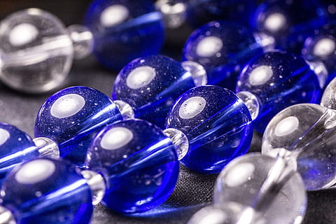 blu, vetro, vetro, perline, stringa, chiaro, brillante, blu, bicchiere, perline, colore, macro, grande gruppo di oggetti, nessuno, assistenza sanitaria e medicina, medicina, avvicinamento, messa a fuoco selettiva, natura morta, in casa, abbondanza, fotogramma intero, sfondi, riflessione, vetro - materiale, tavolo, trasparente, gioielli, scelta, capsula, mucchio, variazione, 5K, CC0, dominio pubblico, privo di copyright