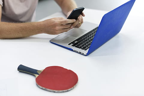 uomo, smartphone, blu, il computer portatile, avvicinamento, elettronica, messa a fuoco, gadget, cellulare, ping-pong, tecnologia, comunicazione, tecnologia wireless, connessione, computer, una persona, usando il portatile, adulto, mano umana, parte del corpo umano, tavolo, mano, in casa, dispositivo di informazione portatile, metà adulto, smart phone, attività commerciale, digitando, tastiera, 5K, CC0, dominio pubblico, privo di copyright